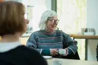 Frauen sitzen beim Kirchencafé zusammen